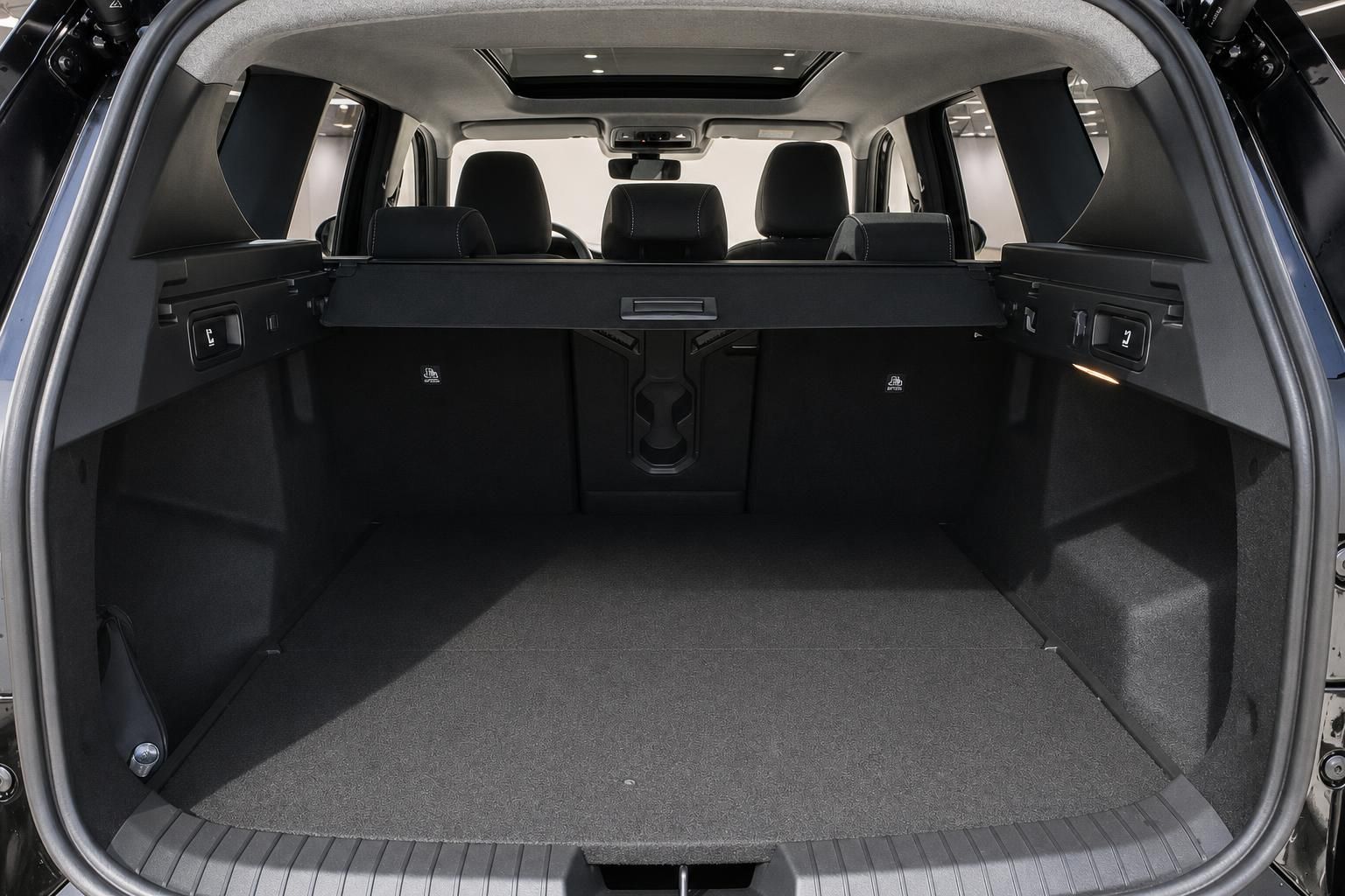 Grosser Kofferraum mit umgeklappten Sitzen und Laderaumabdeckung im SUV