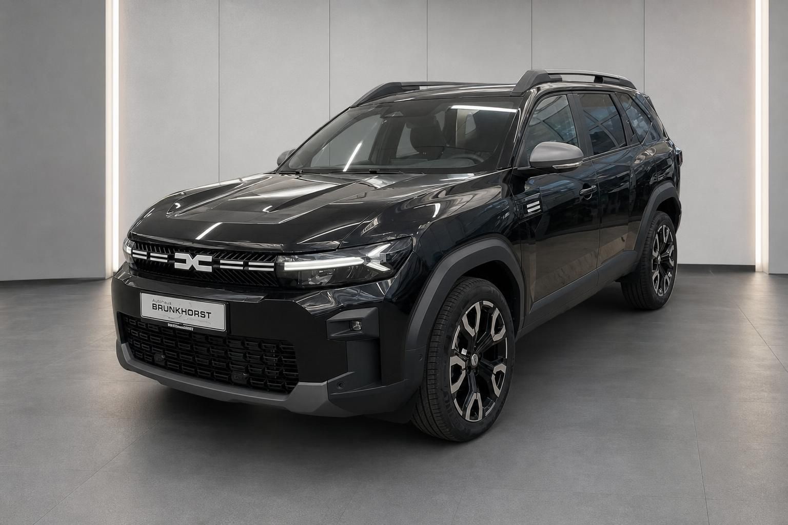 Dacia Bigster schwarz, Frontansicht schraeg im Showroom