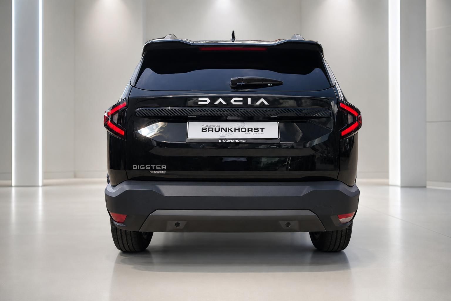 Dacia Bigster Hybrid schwarz, Heckansicht in der Ausstellung