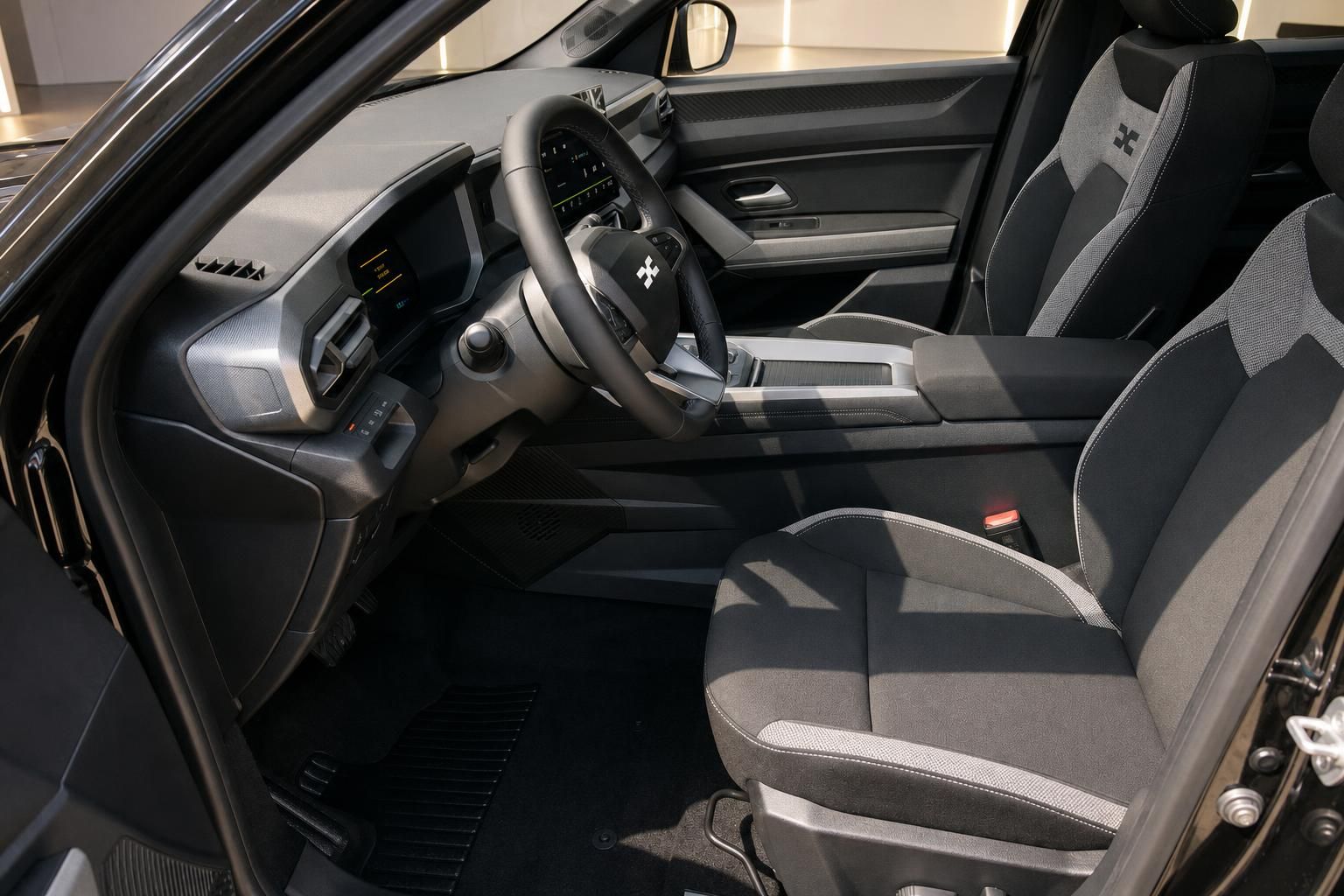 Innenraum mit Vordersitzen und Cockpit eines modernen Fahrzeugs