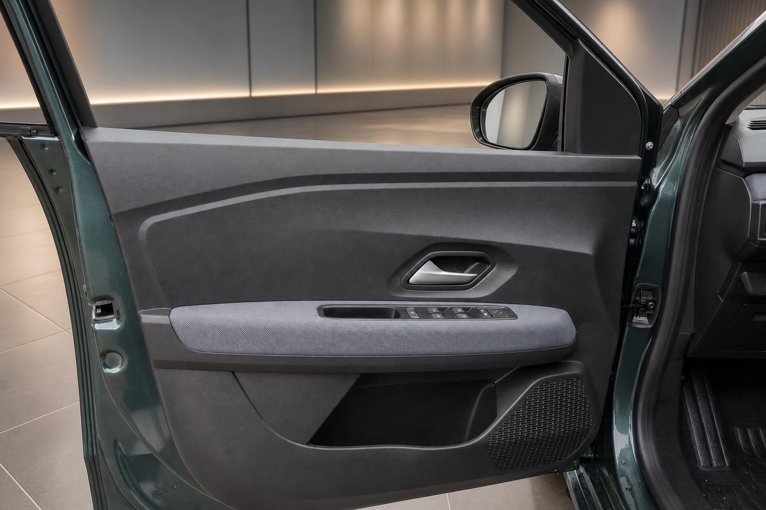 Dacia Türverkleidung mit Fensterhebern und Türgriff im Detail