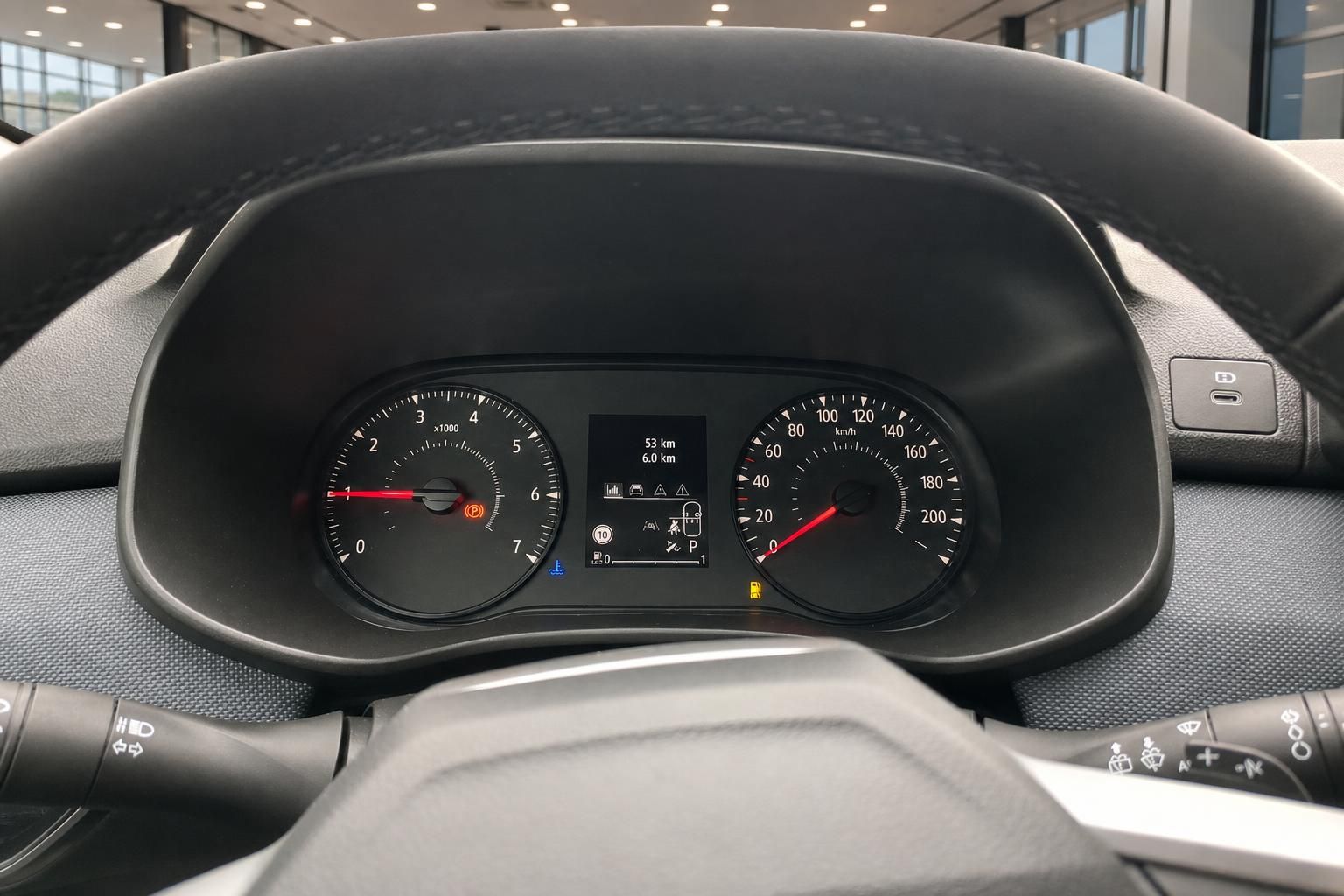 Cockpit-Ansicht mit Tacho und Bordcomputer im Fahrzeuginnenraum