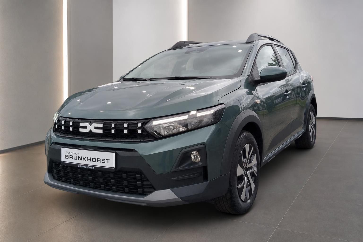 Dacia Sandero Stepway in Gruen, Frontansicht schraeg im Autohaus