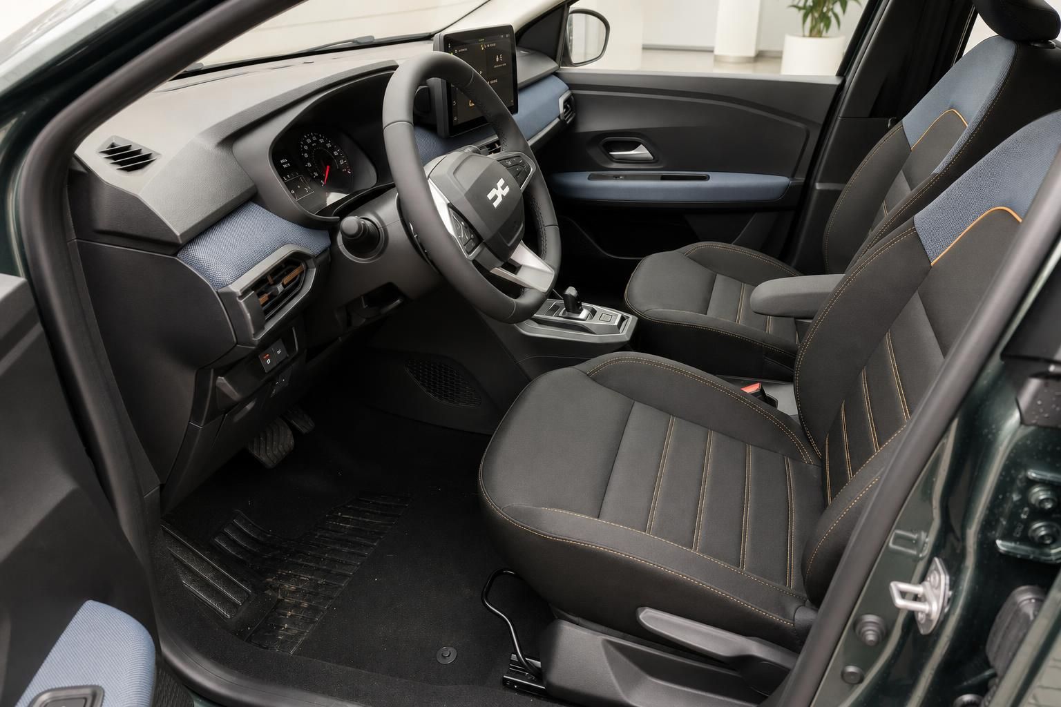 Dacia Sandero Innenraum mit Sportsitzen und Cockpit im Detail