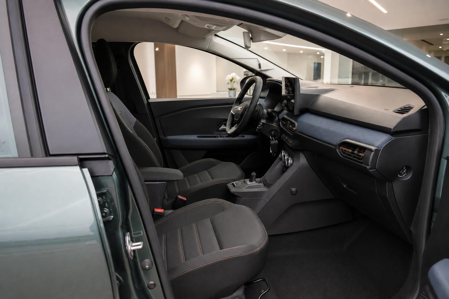 Dacia Innenraum Fahrerseite mit Sitzen und Armaturenbrett im Detail