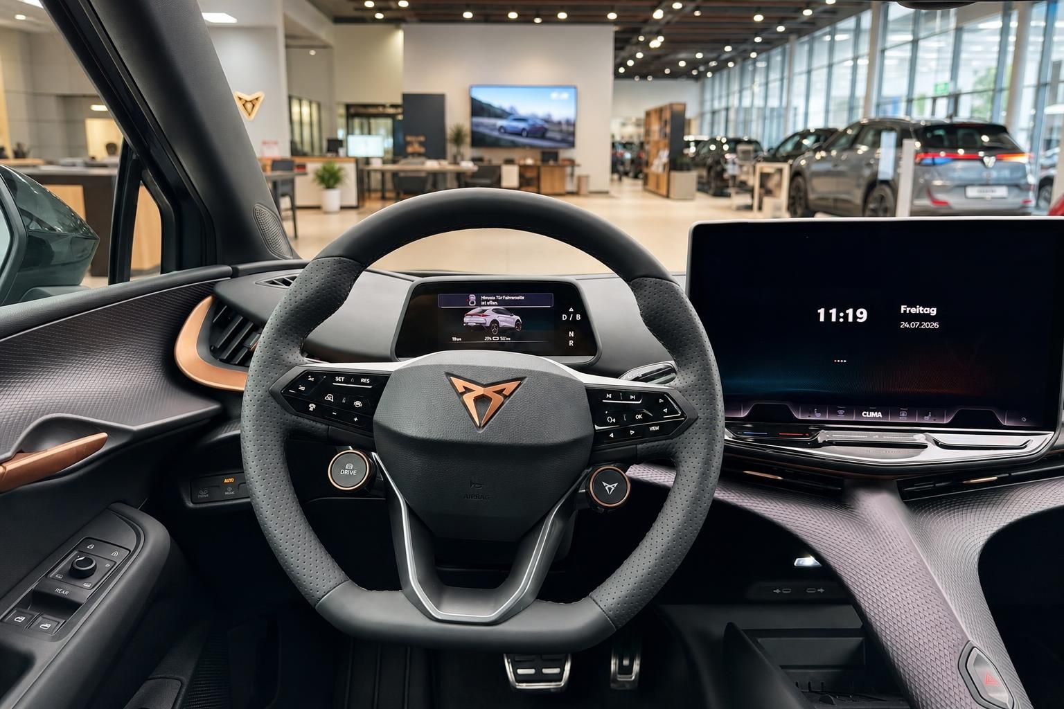 Cupra Innenraum mit Lenkrad und Digitalcockpit im Autohaus