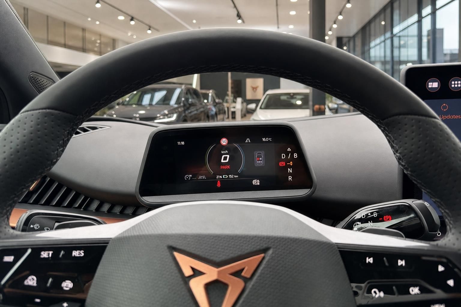 Cupra Lenkrad mit digitalem Tacho und Geschwindigkeitsanzeige