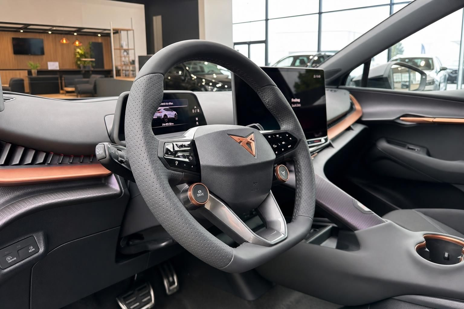 Cupra Cockpit mit Lenkrad, Touchscreen und Mittelkonsole im Detail