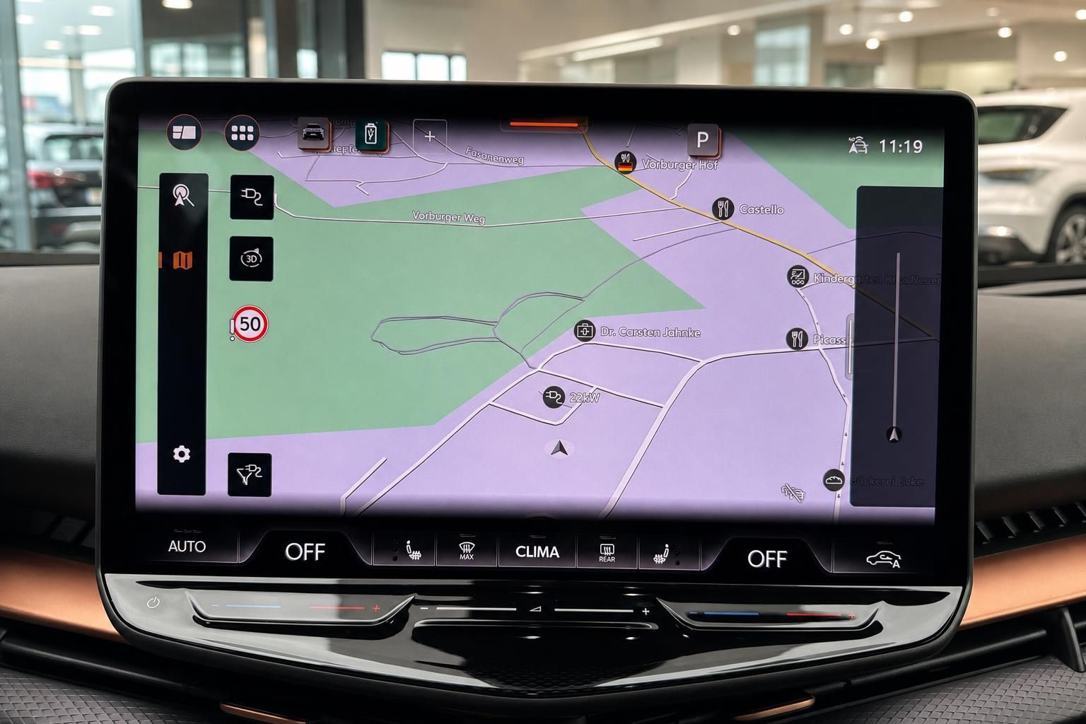 Cupra Infotainment Bildschirm mit Navigationskarte im Fahrzeug