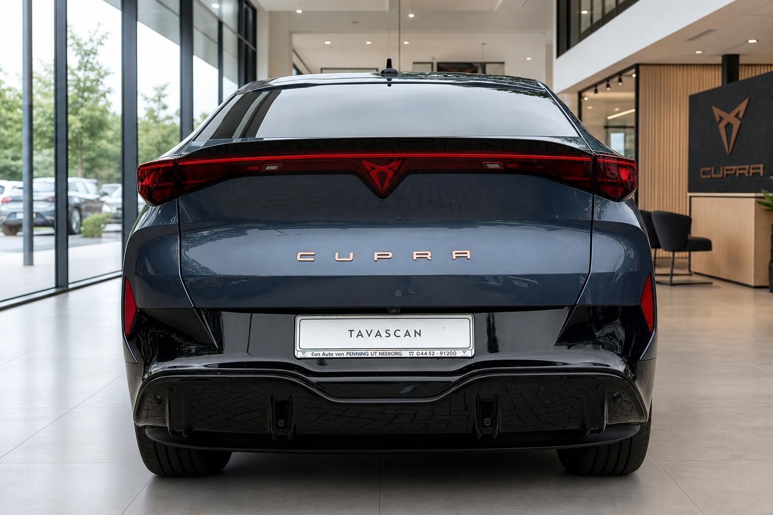 Cupra Tavascan Heckansicht mit markantem LED-Rueckleuchtenband