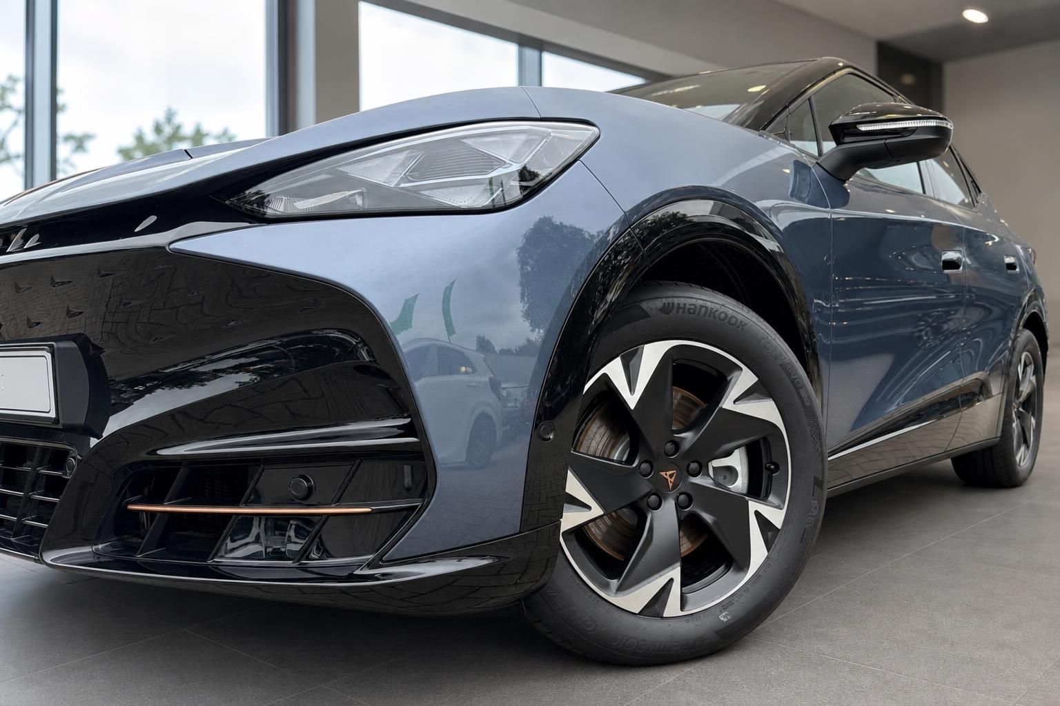 Cupra Frontpartie mit Felge und Scheinwerfer in Schwarz Metallic