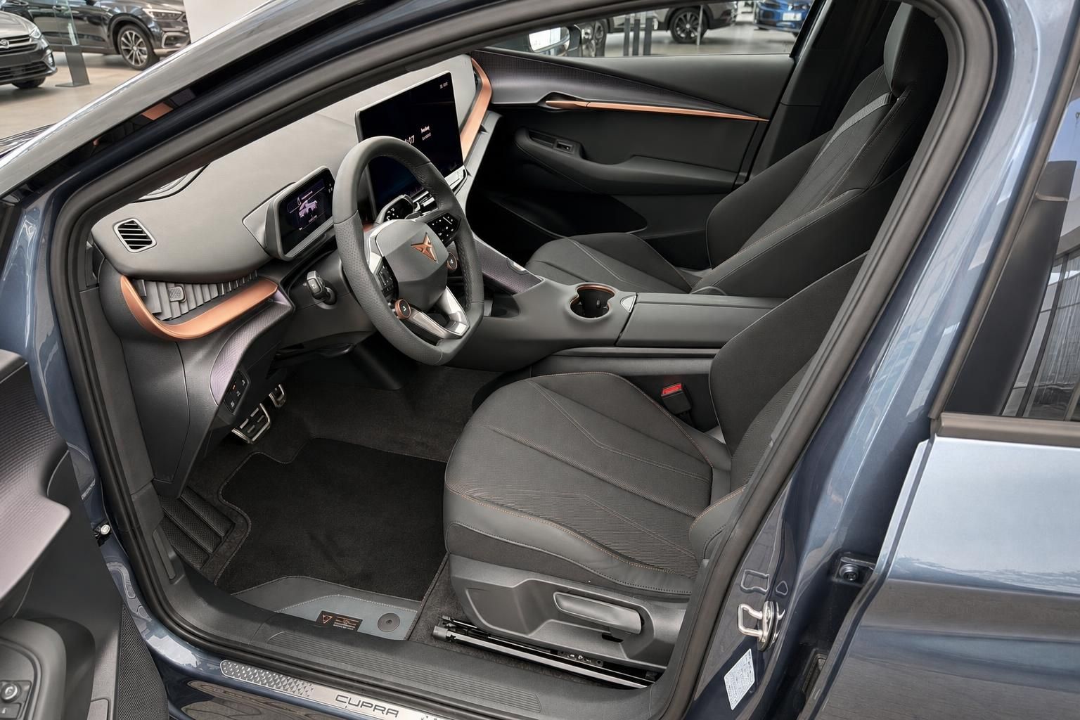 Cupra Fahrerraum mit Cockpit und Lenkrad durch geöffnete Tür