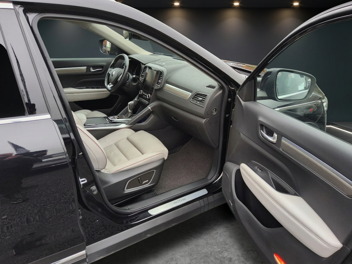 Renault Koleos Initiale Paris Innenraum Beifahrerseite mit hellen Ledersitzen im Autohaus