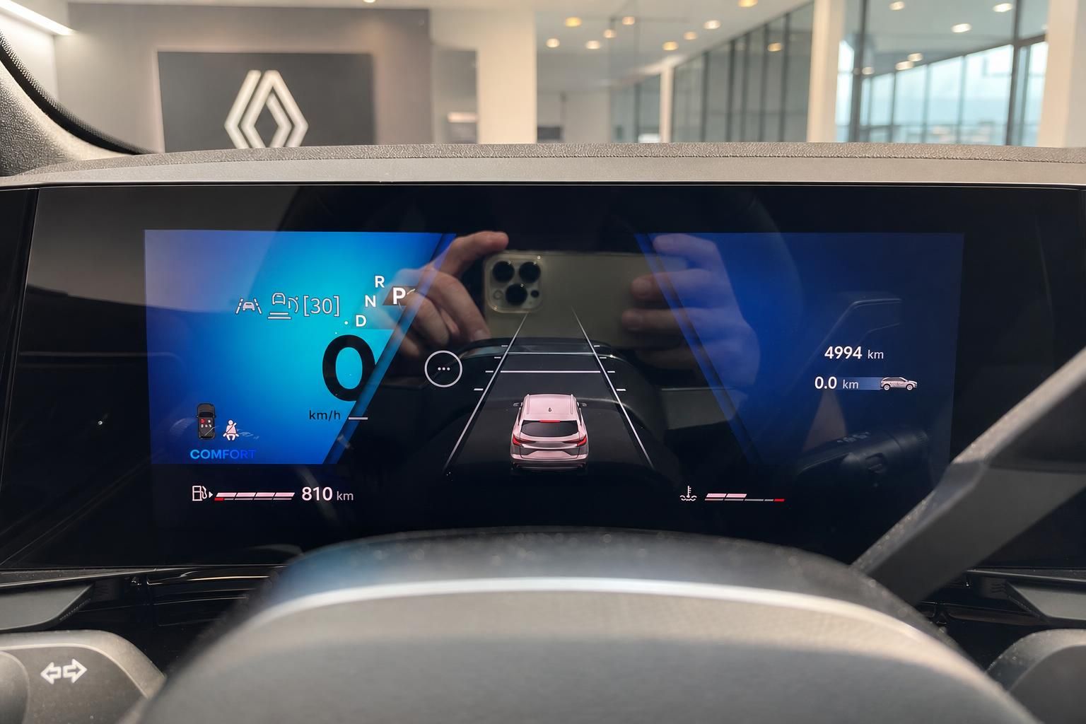 Digitales Display eines Renault mit Rückfahrkamera und Anzeigen