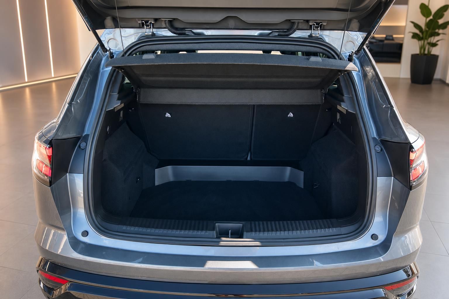 Geöffneter Kofferraum eines grauen Renault SUV im Showroom