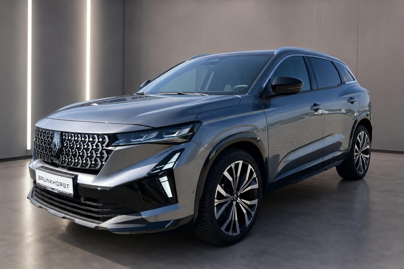 Renault Austral in Grau, Frontansicht schraeg im Autohaus Brunkhorst