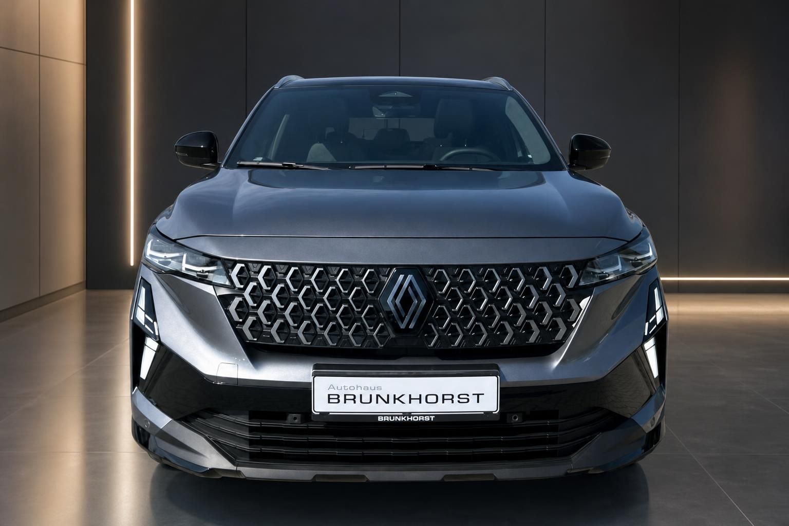 Renault Austral Frontansicht mit markantem Kuehlergrill in Grau