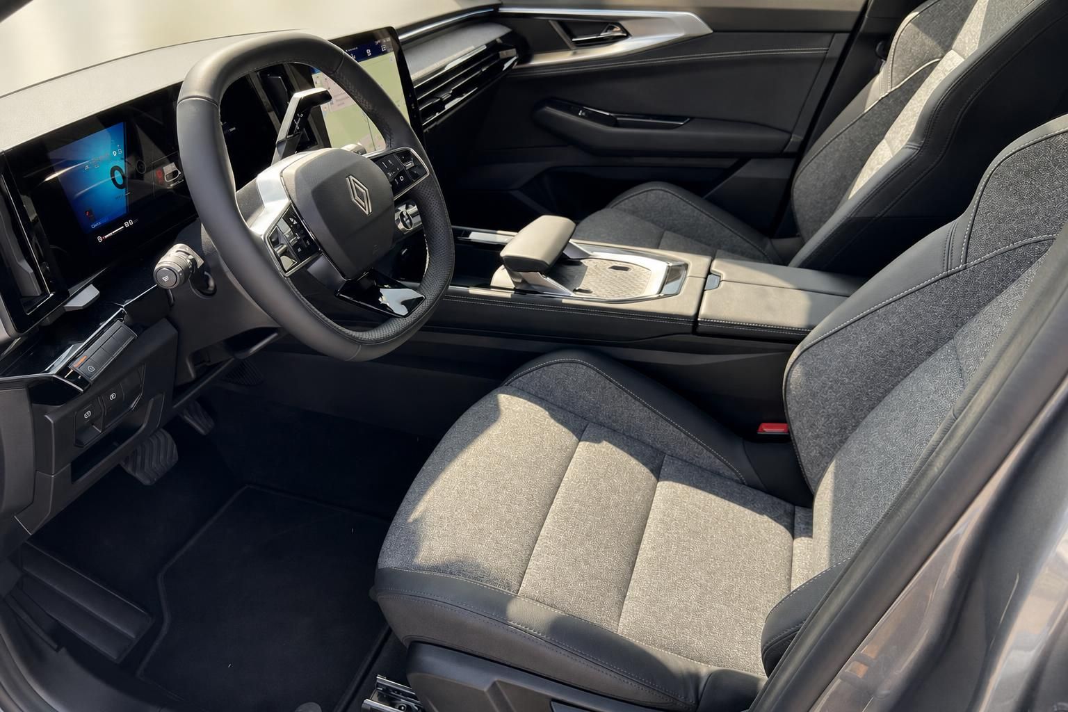 Renault Innenraum mit Lenkrad, Sitzen und digitalem Cockpit