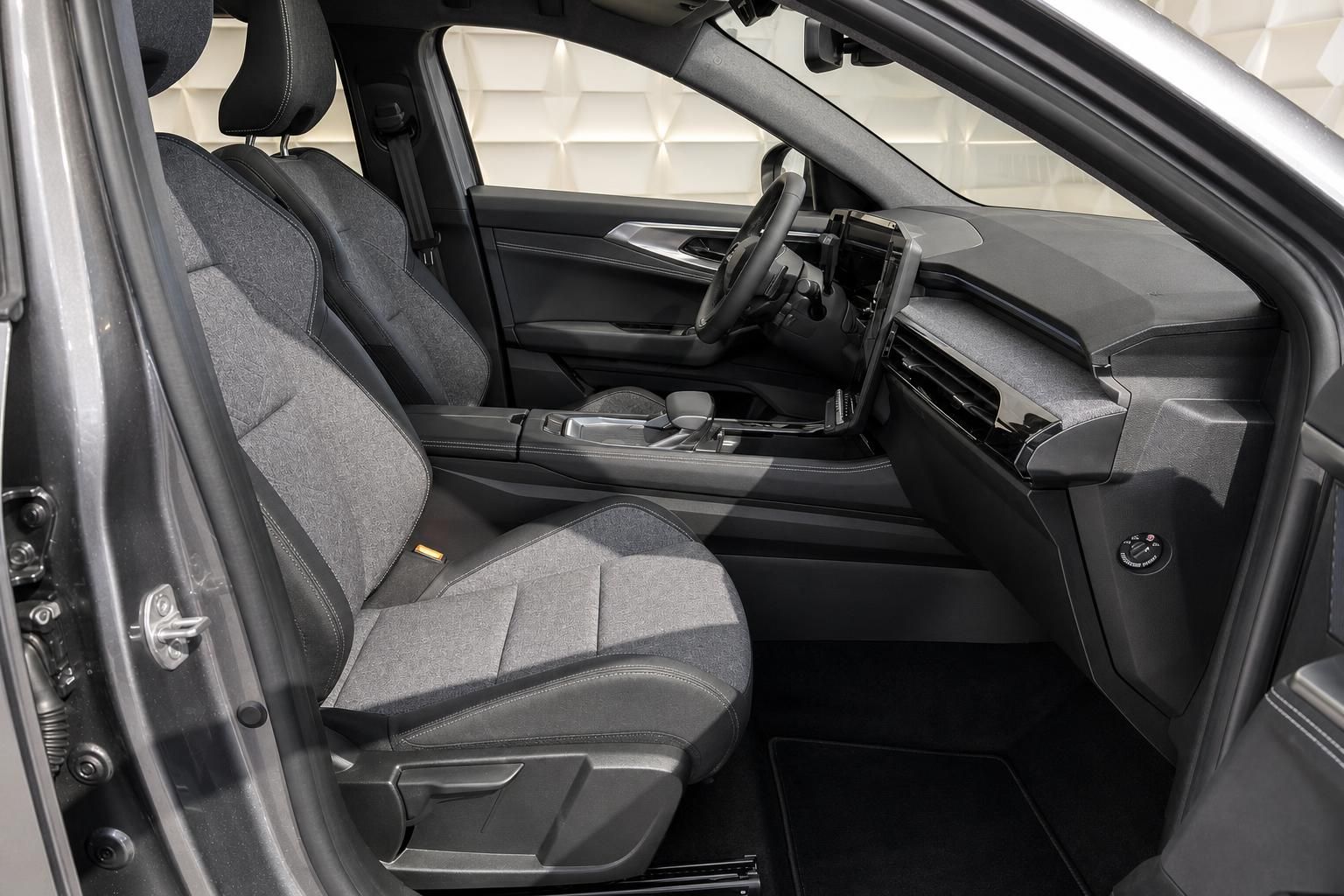 Renault Austral Innenraum Vordersitze und Armaturenbrett Detailansicht