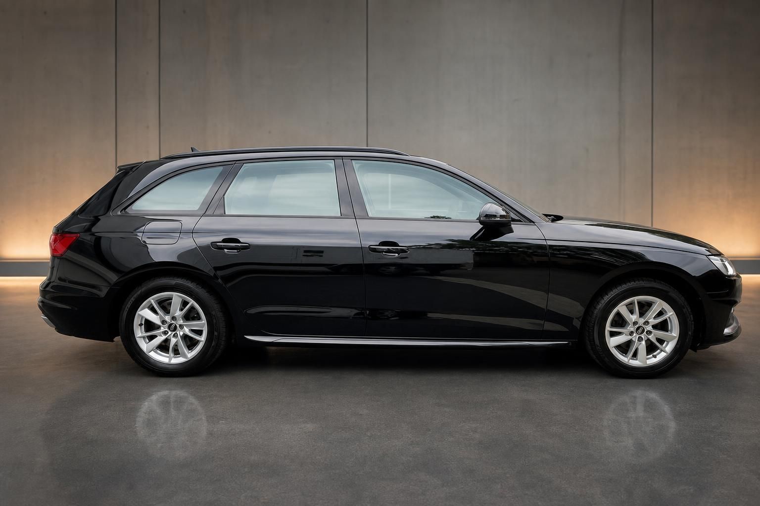 Audi A4 Avant schwarz, Seitenansicht mit Alufelgen und Kombi-Design