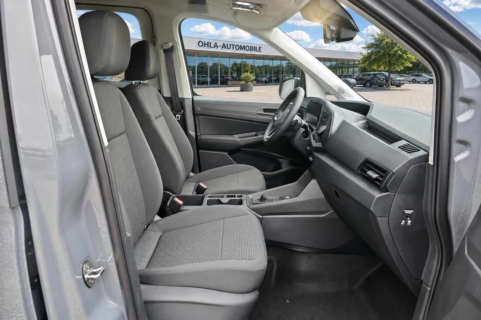 VW Caddy Innenraum Fahrersitz und Armaturenbrett im Detail