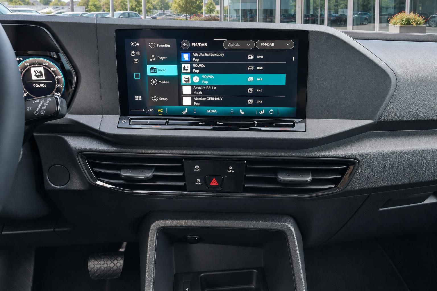 Infotainment-Display mit Radiofunktion im Fahrzeuginnenraum