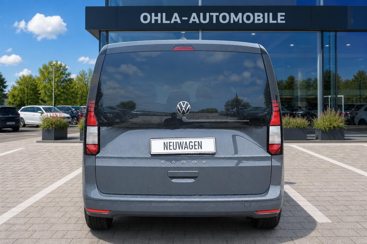 VW Caddy Heckansicht grau bei OHLA-Automobile auf dem Hof