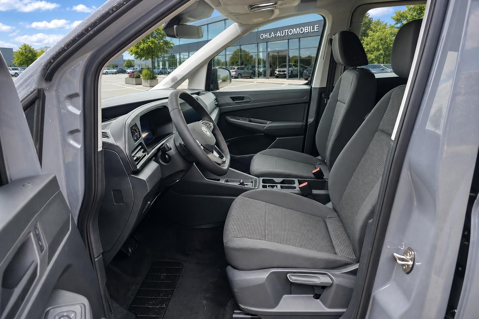 VW Caddy Innenraum Vordersitze und Cockpit Ansicht