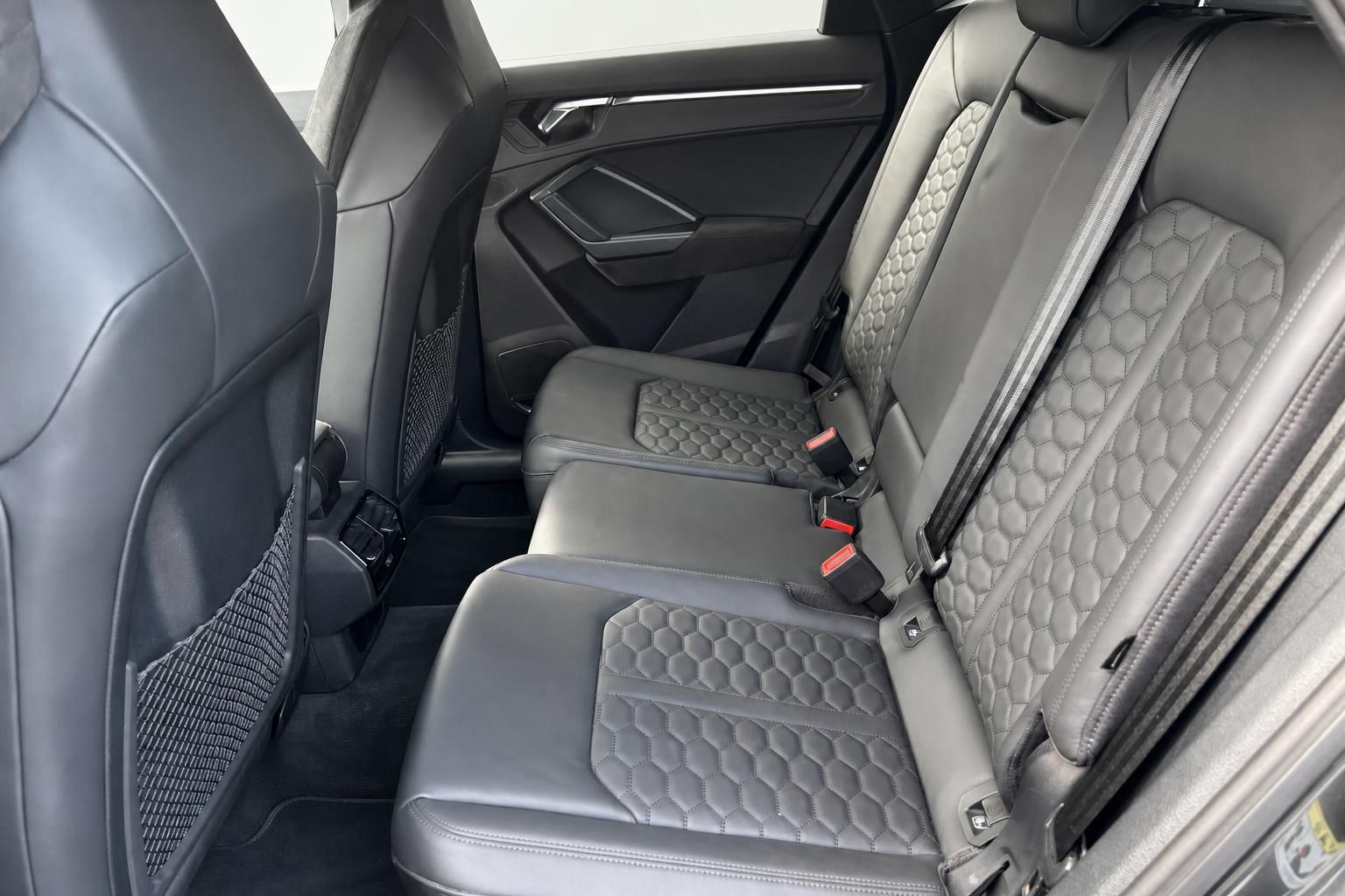Audi RS Q3 Innenraum Rückbank mit grauer Wabenoptik-Lederausstattung