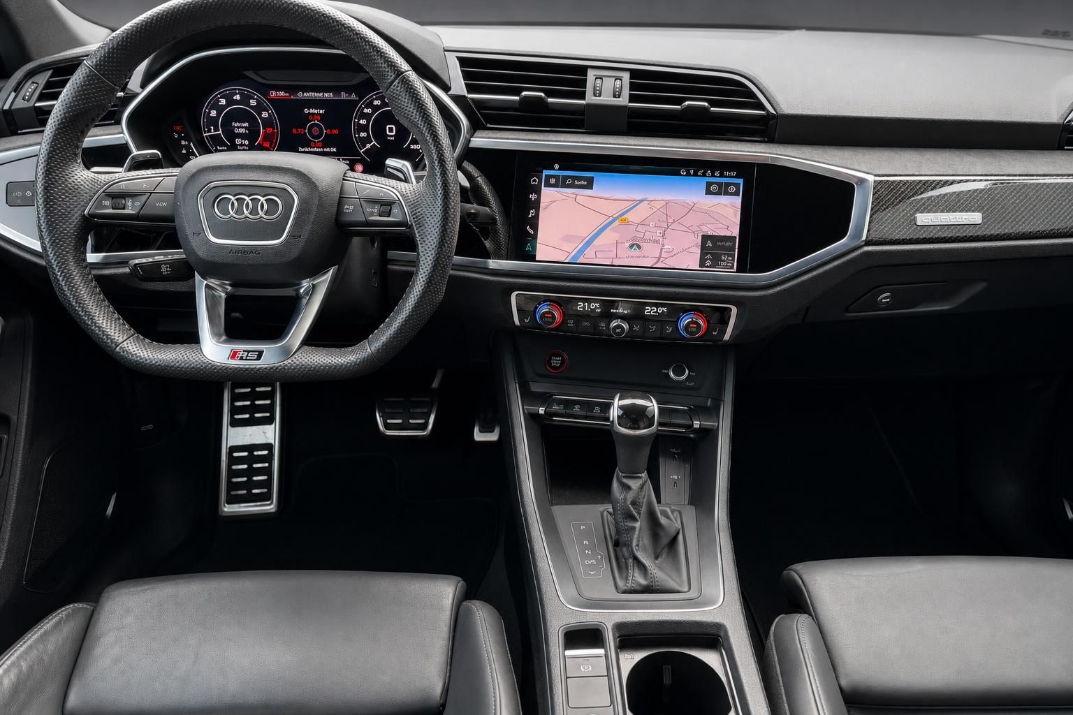 Audi RS3 Innenraum mit Cockpit, Lenkrad, Navigationssystem und Klimaanlage