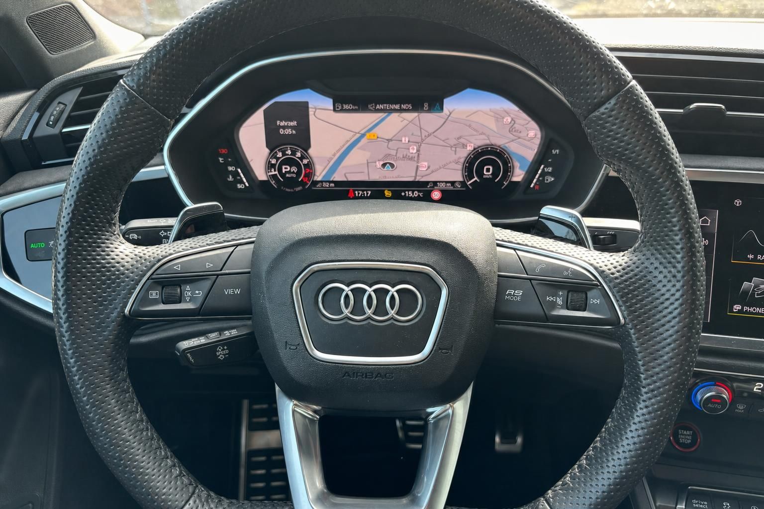 Audi Lenkrad mit Multifunktionstasten und digitalem Cockpit mit Navigationssystem