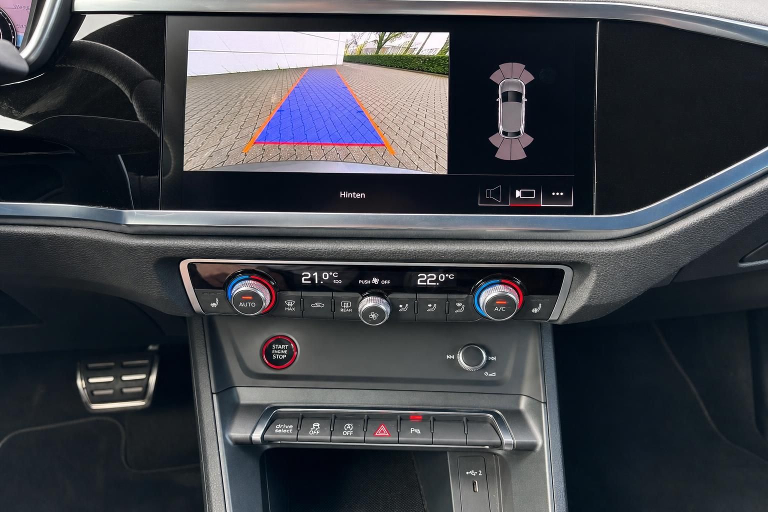 Audi Infotainmentsystem mit Rückfahrkamera und Klimaanlage im Armaturenbrett