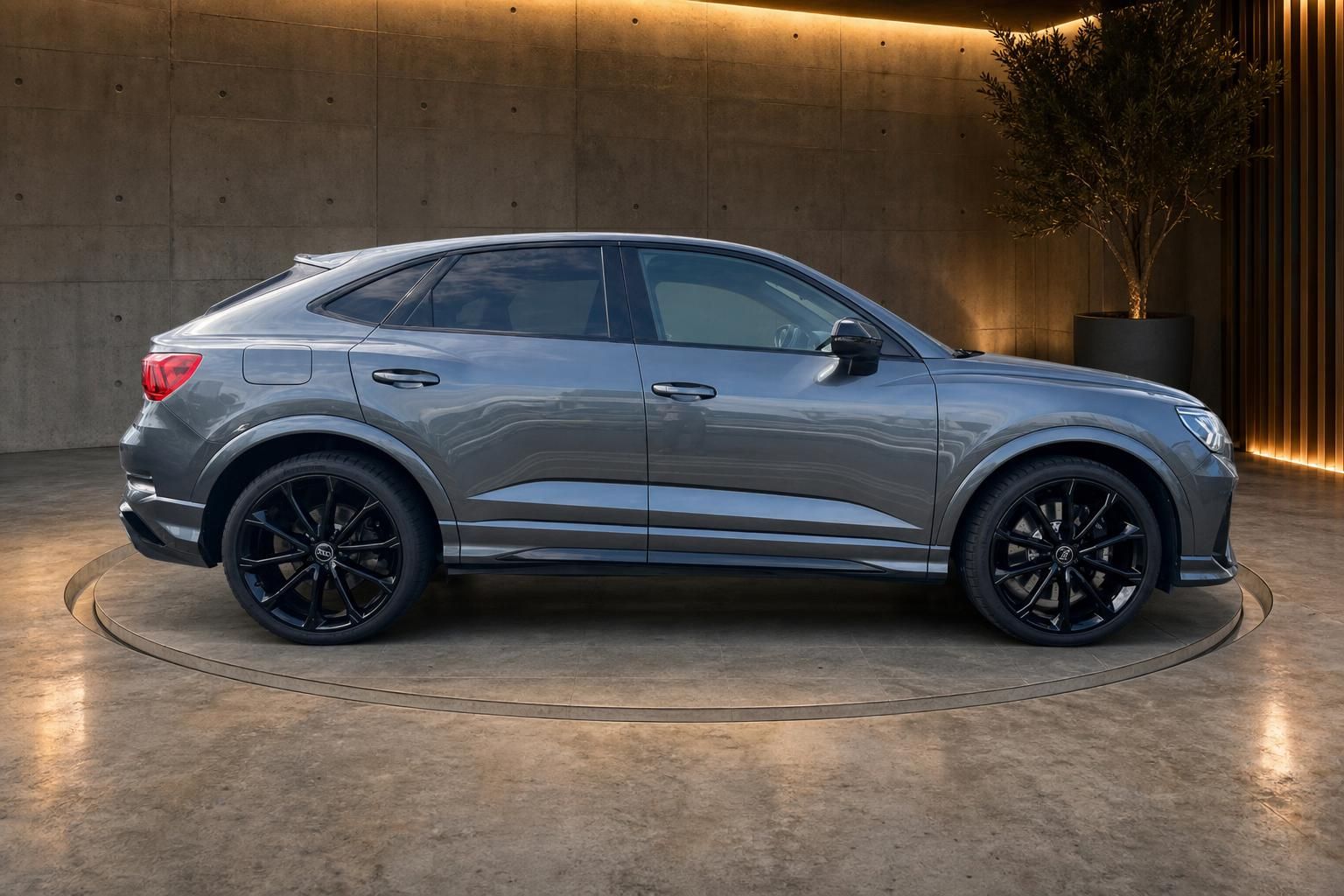 Audi RS Q3 Sportback grau metallic - Seitenansicht rechts mit schwarzen Felgen und Sportpaket