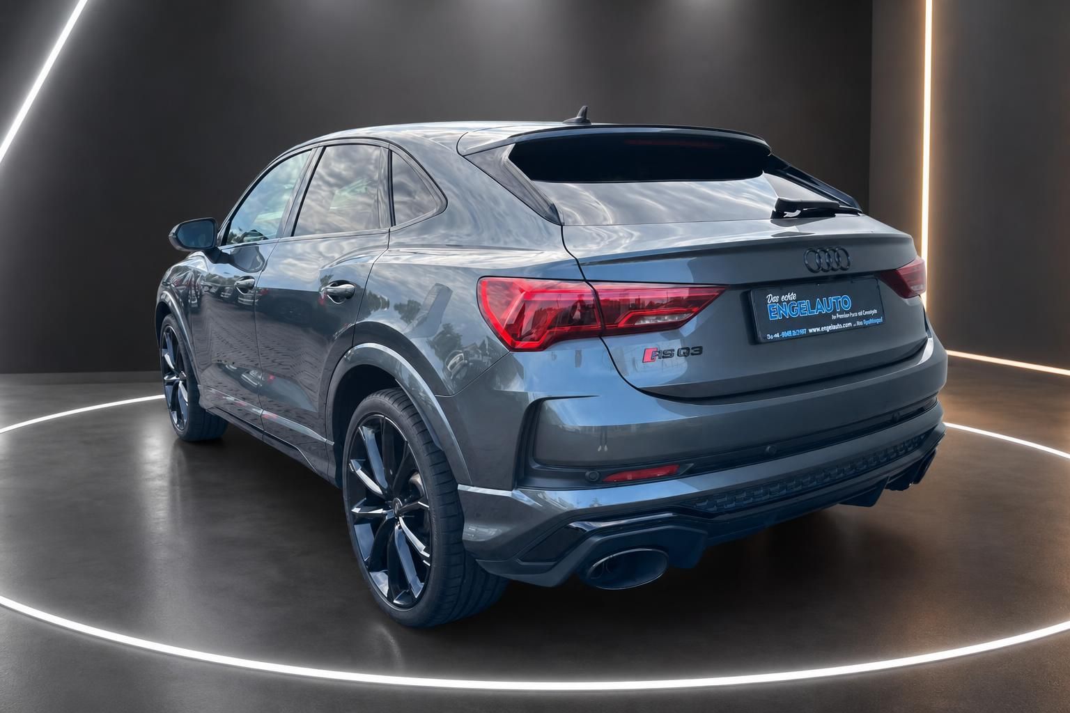 Audi RS Q3 Schrägansicht hinten rechts in grauer Metallic-Lackierung