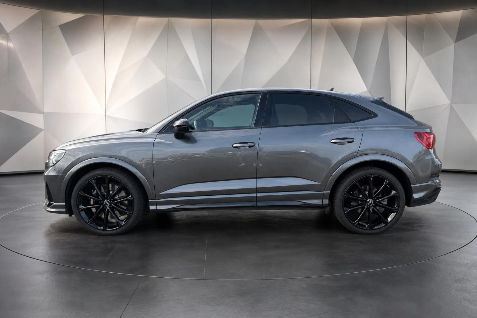 Audi RS Q3 Seitenansicht profil in grau mit schwarzen Sporträdern