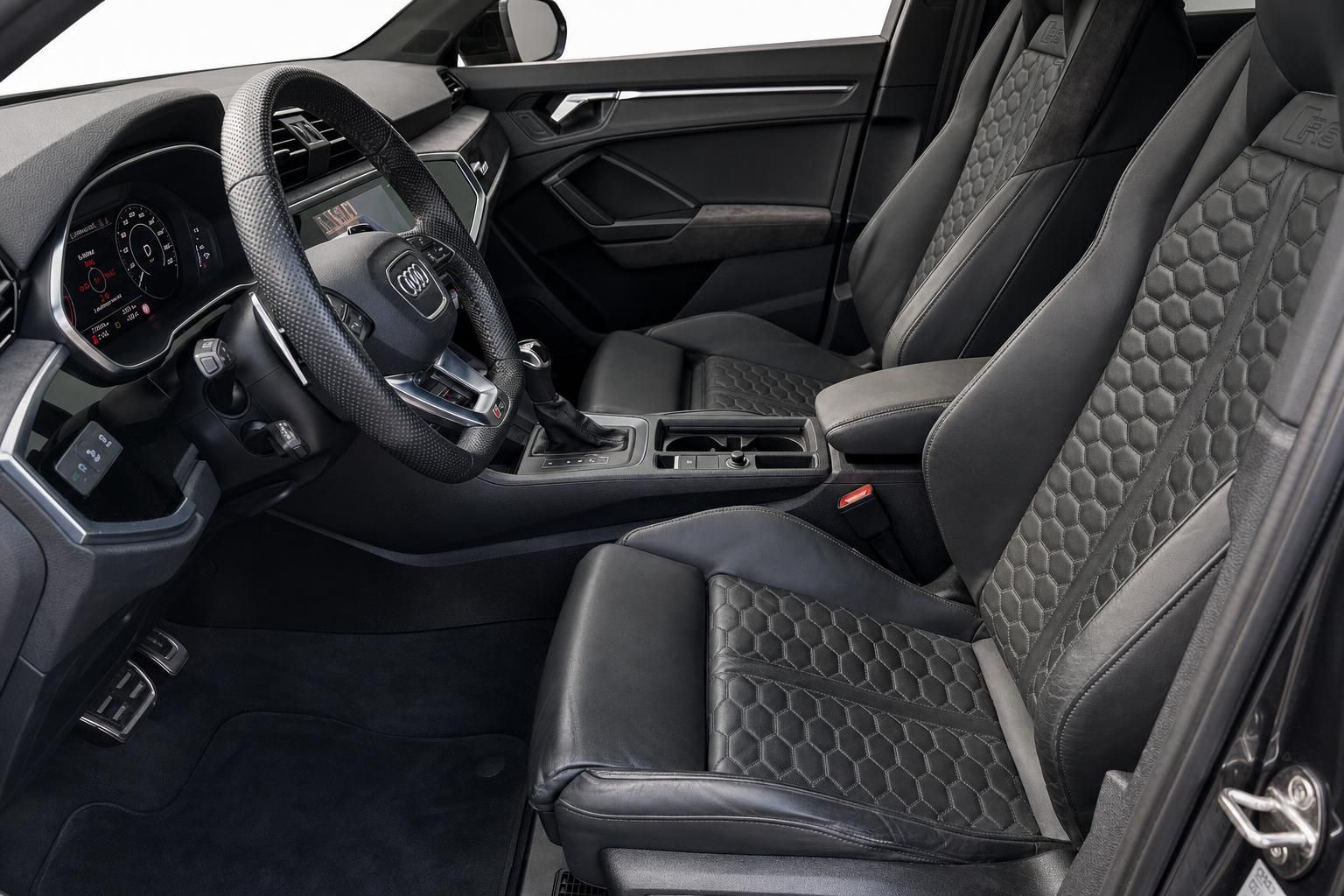 Audi RS Q3 Cockpit mit Sportlenkrad und grauer Lederausstattung