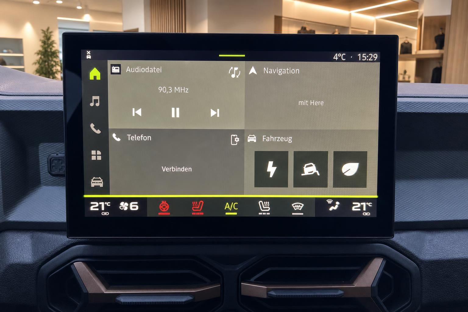 Infotainment-System Display mit Navigationsfunktion und Klimasteuerung im Auto