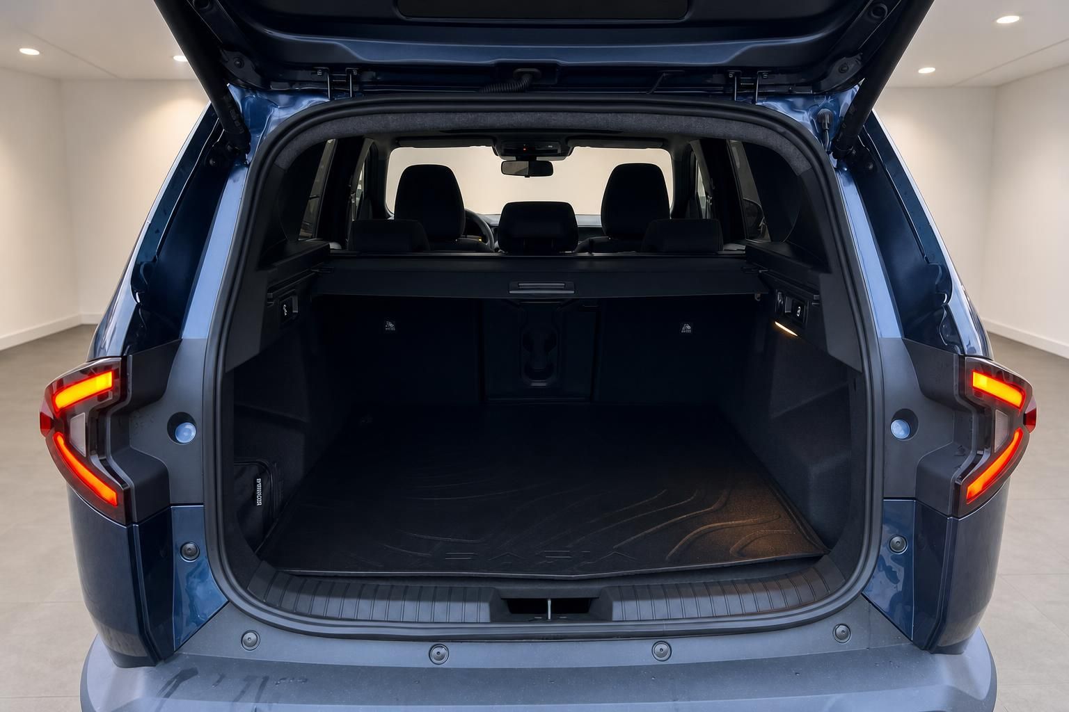 Offener Kofferraum eines blauen SUV mit geöffneter Heckklappe und LED-Rückleuchten