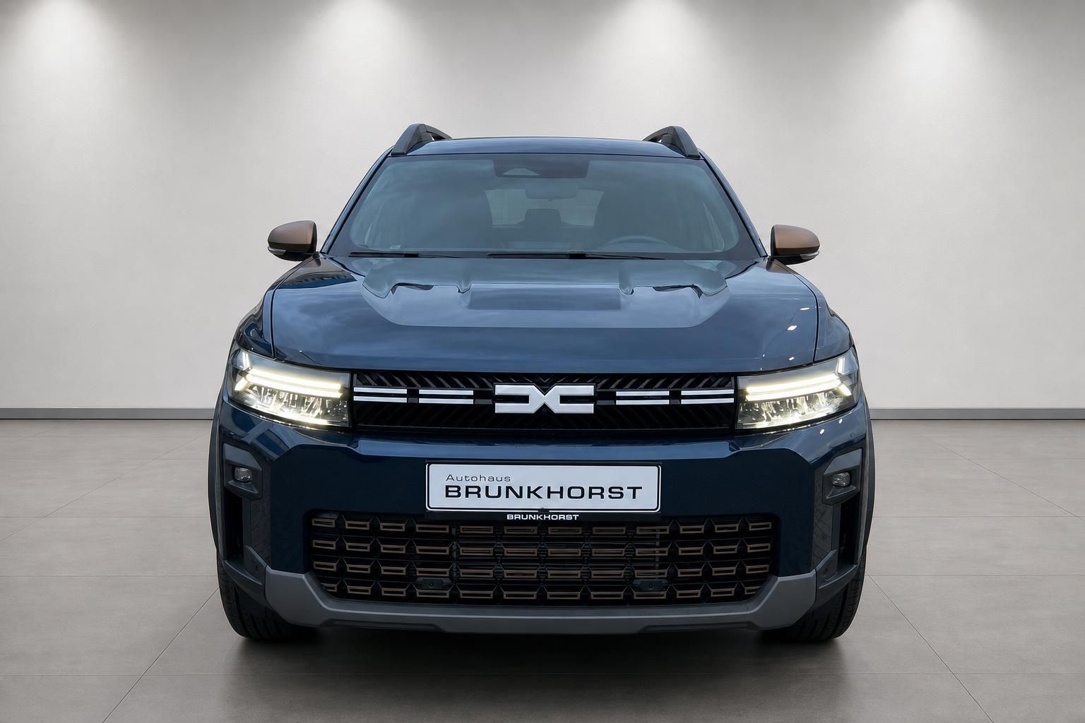 Dacia SUV blau Frontansicht mit LED-Scheinwerfern und markanter Kühlergrill - Autohaus Brunkhorst