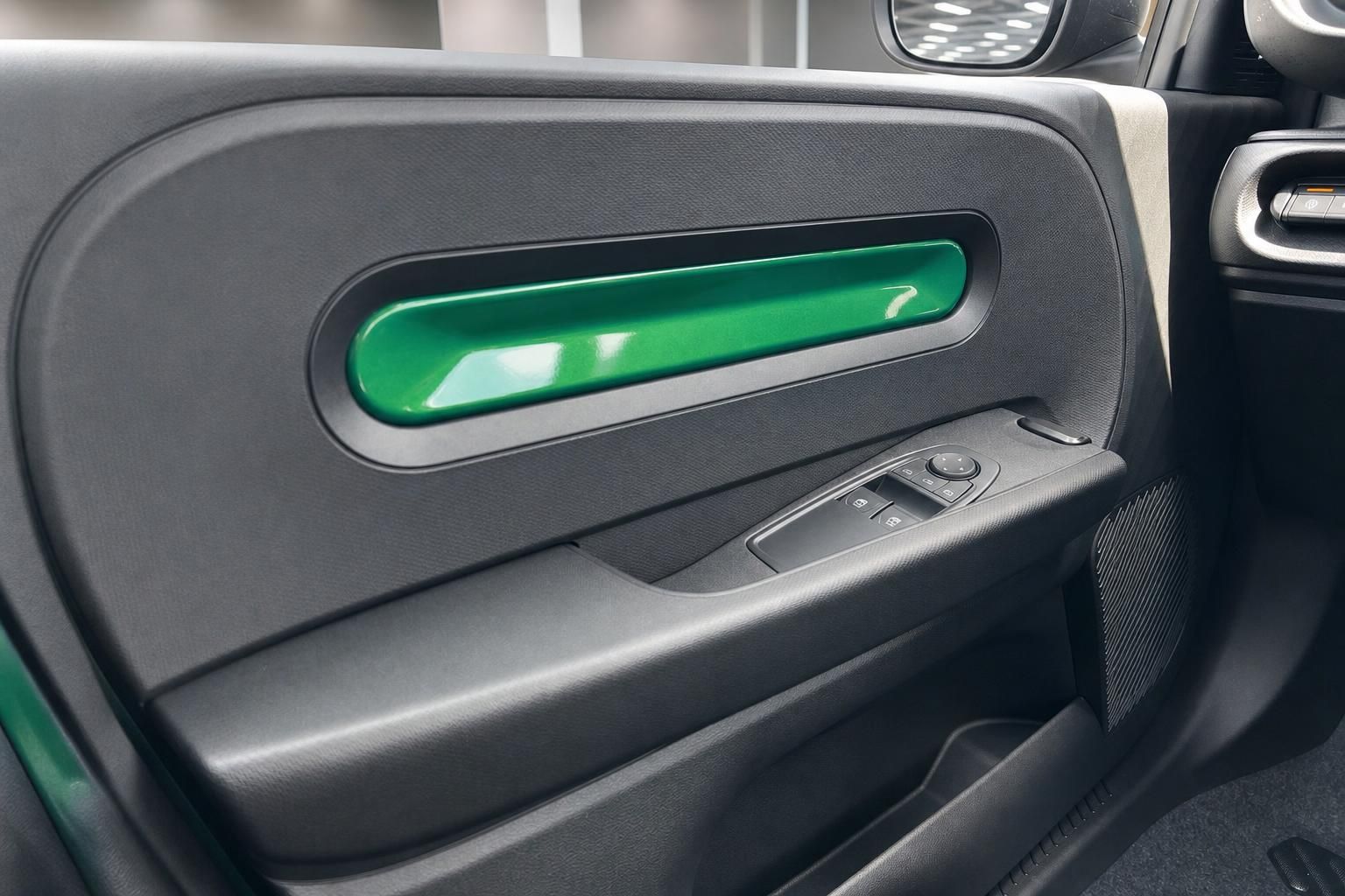 Grüne Ambientebeleuchtung in der Fahrzeugtür mit Fensterheberschaltern