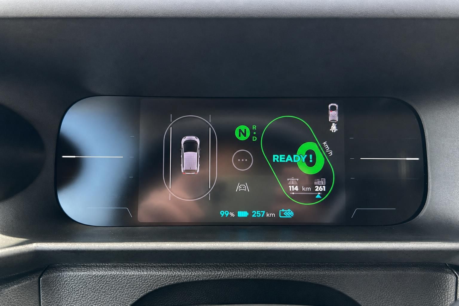 Digitales Armaturenbrett mit Elektrofahrzeug-Display - Reichweite 257km, Batteriestand 99%