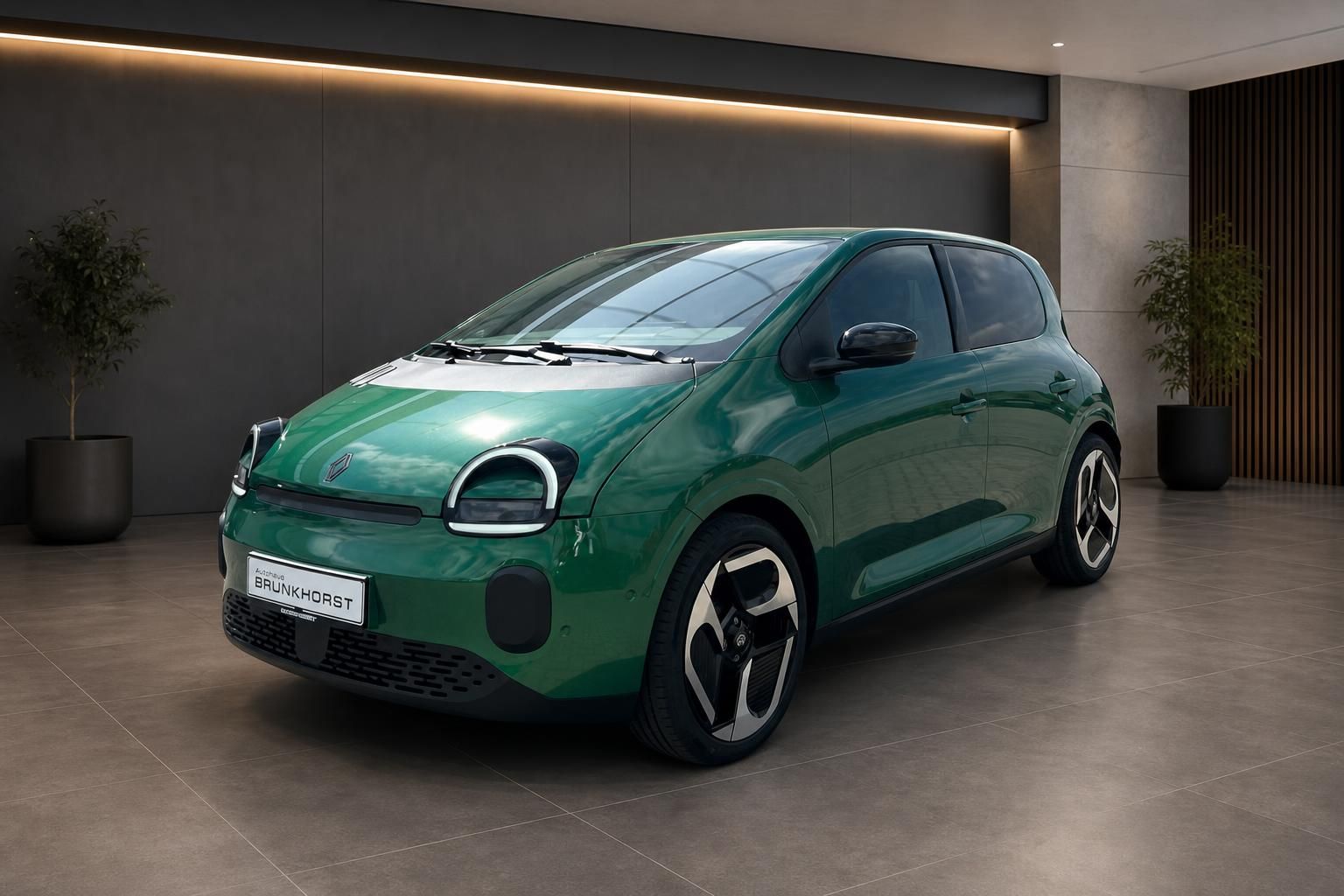 Grüner Renault Twingo Elektroauto in moderner Ausstellungshalle - Seitenansicht mit Kennzeichen Brunkhorst