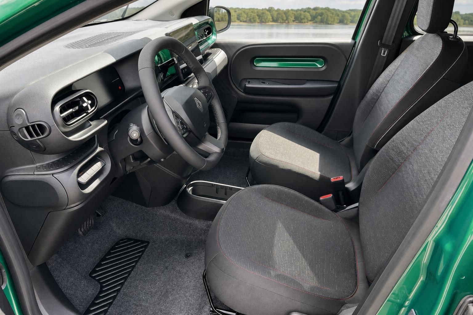 Renault Twingo Innenraum mit grauem Stoffbezug, modernem Cockpit und grünen Designakzenten im Detail
