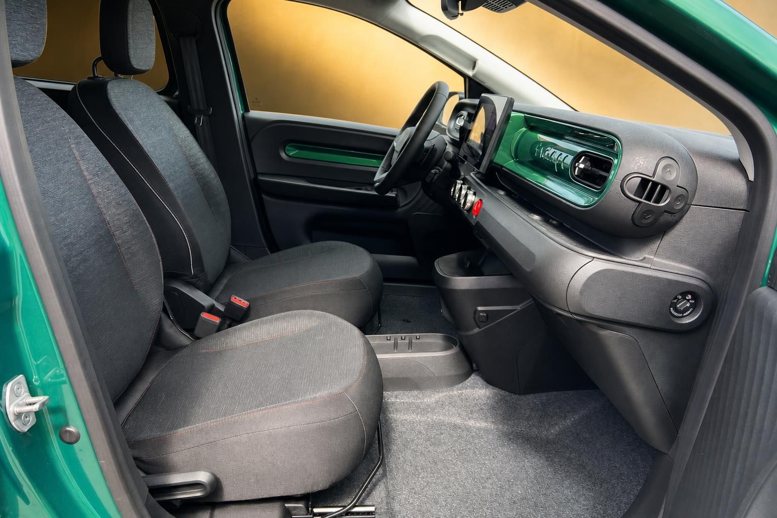Moderner Fahrzeuginnenraum mit grauen Sitzen und grünen Akzenten im Armaturenbrett