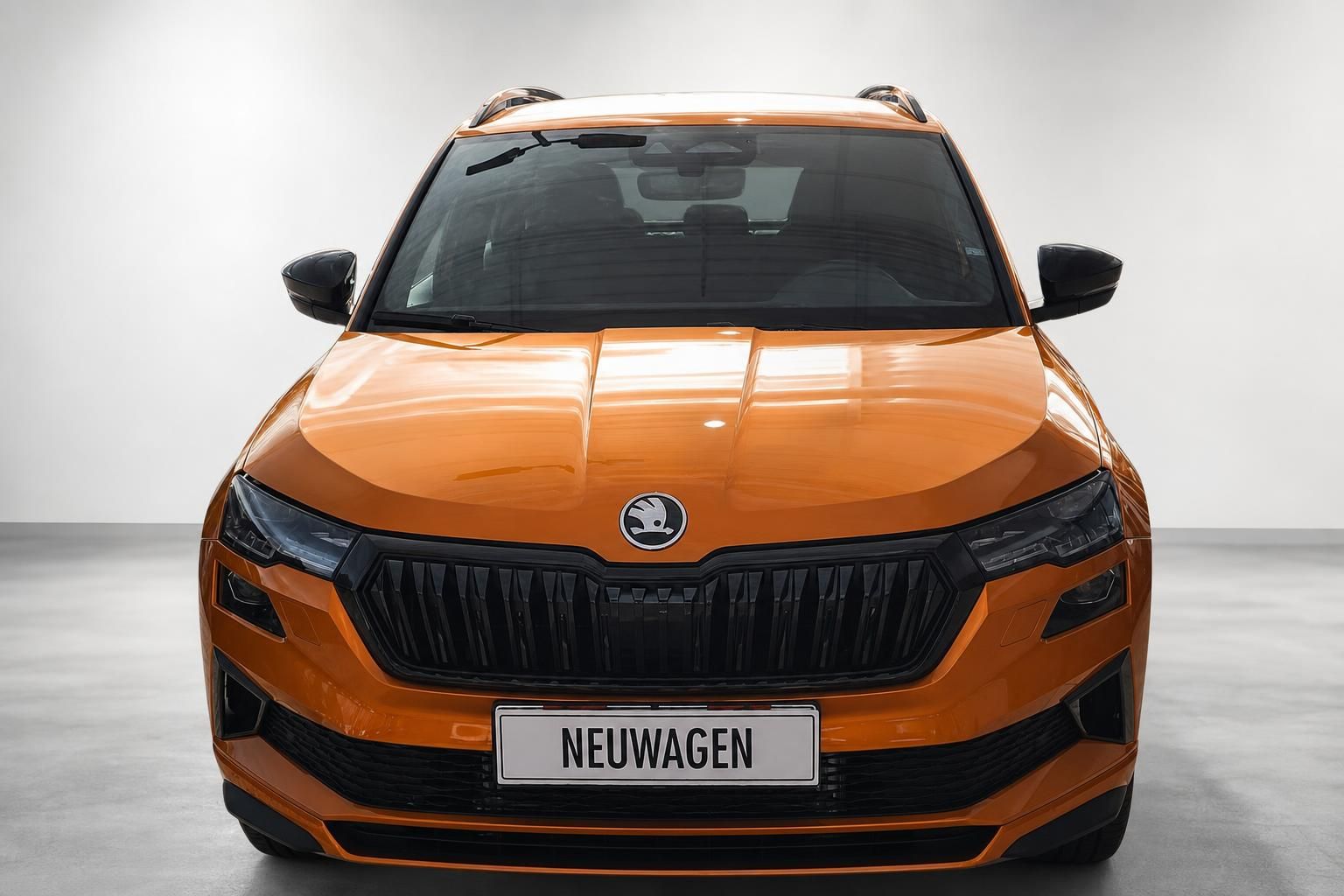 Skoda Karoq orange Frontansicht SUV Neuwagen Studio