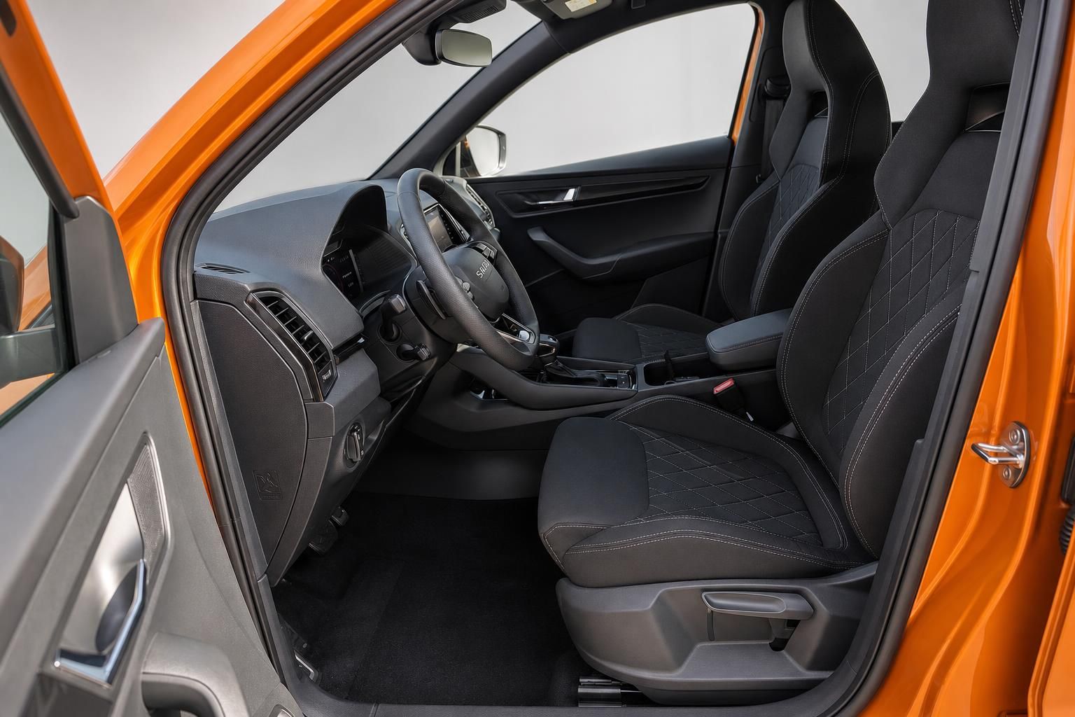 Skoda Karoq Innenraum, Vordersitze und Cockpit durch geöffnete Tür