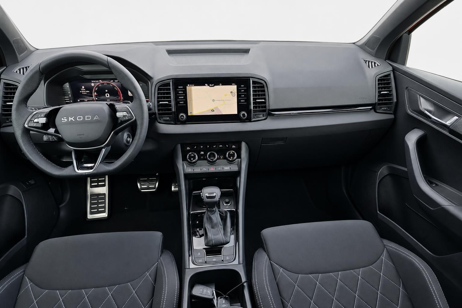 Skoda Karoq Cockpit mit Lenkrad, Navigationsdisplay und Schaltung