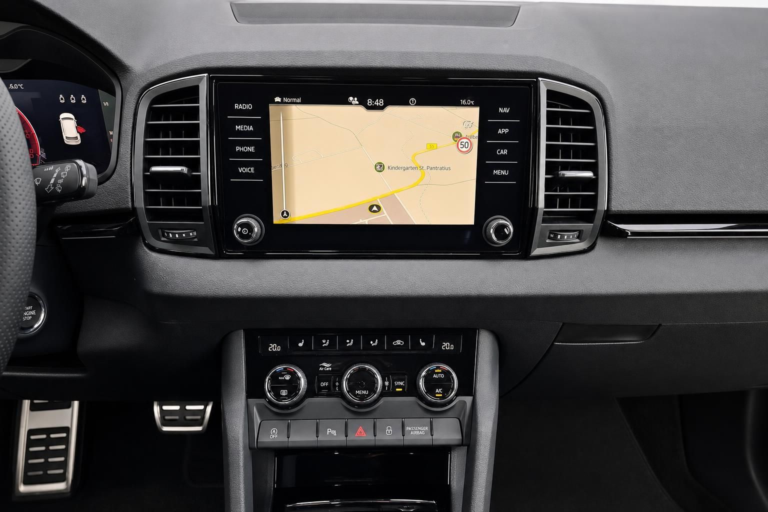 Skoda Karoq Infotainment-Display mit Navigation und Klimabedienung