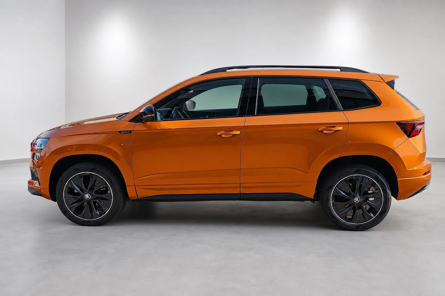 Skoda Karoq orange Seitenansicht SUV mit Panoramadach