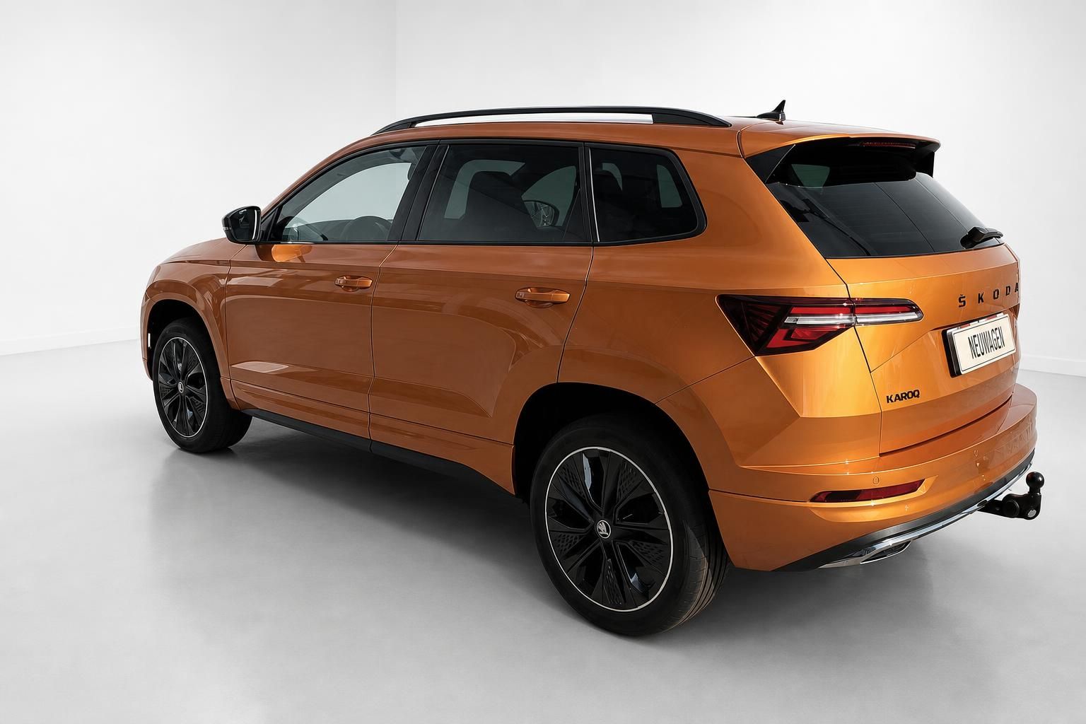 Skoda Karoq orange Heckansicht SUV mit Anhaengerkupplung